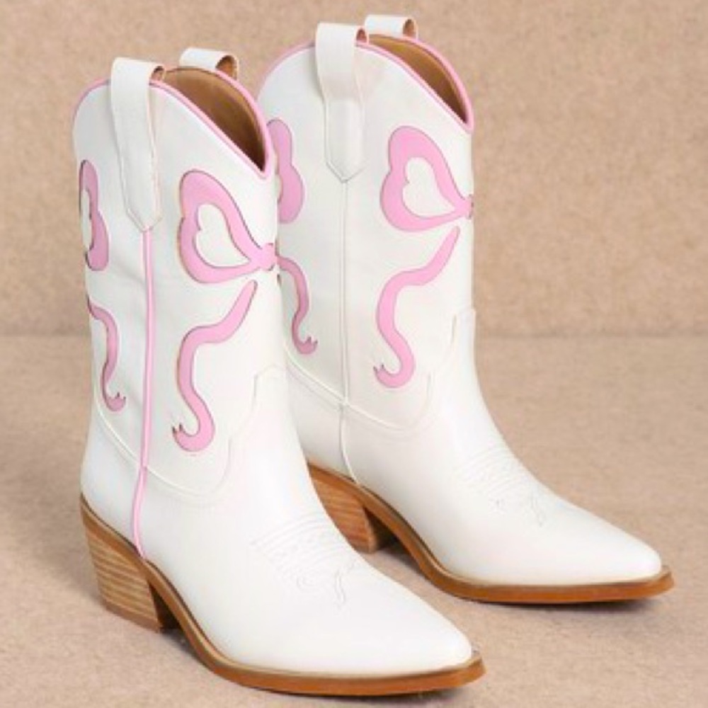 NEW MIIM Miriam White Ankle High Western Low Heel Cowboy Booties Pink Bow Accent
